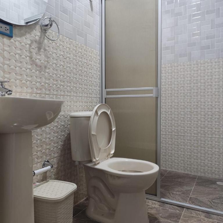 Habitaciones con wifi a 5 minutos de la playa - Habitación Familiar con baño privado - 23