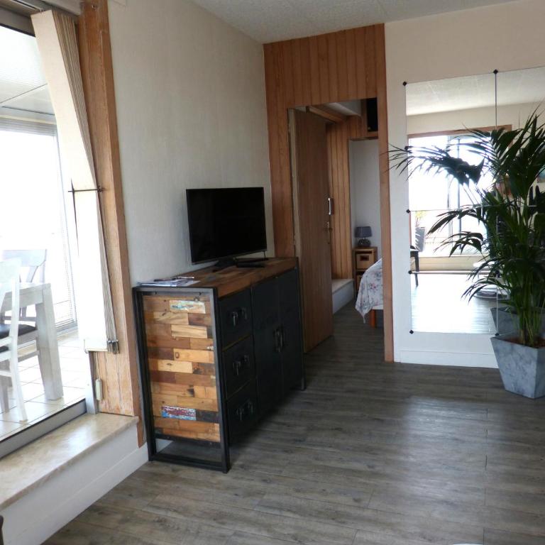 Appartement T2 avec Wifi, grande terrasse, à 500m de la plage - FR-1-92-924 - Apartment - 4