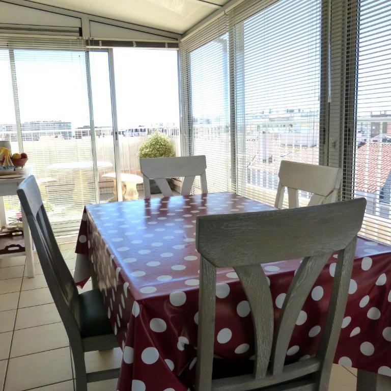 Appartement T2 avec Wifi, grande terrasse, à 500m de la plage - FR-1-92-924 - Apartment - 9