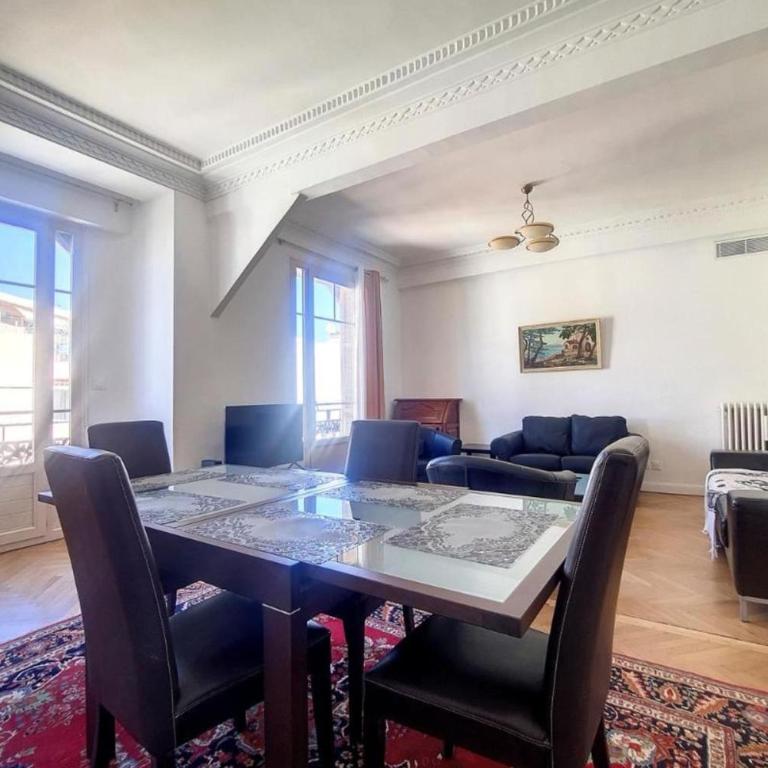 Bright air-conditioned flat in the city centre - Appartement - 4