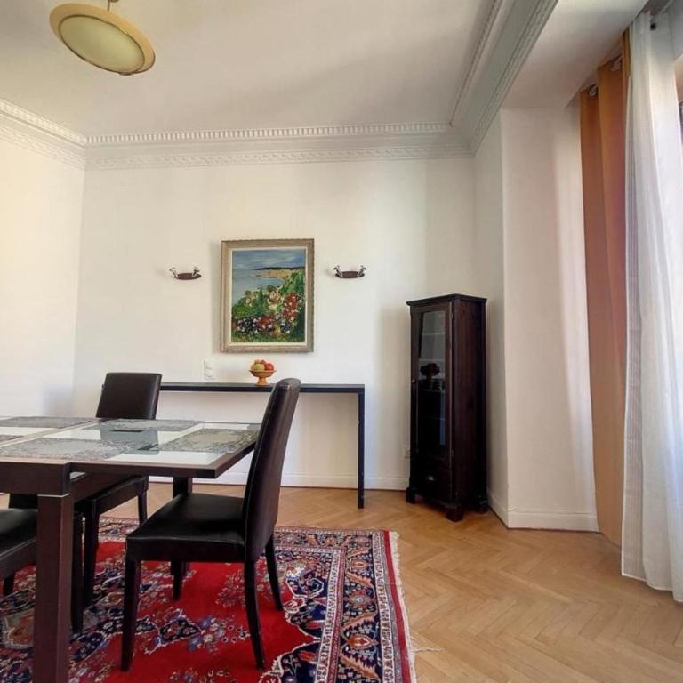 Bright air-conditioned flat in the city centre - Appartement - 5
