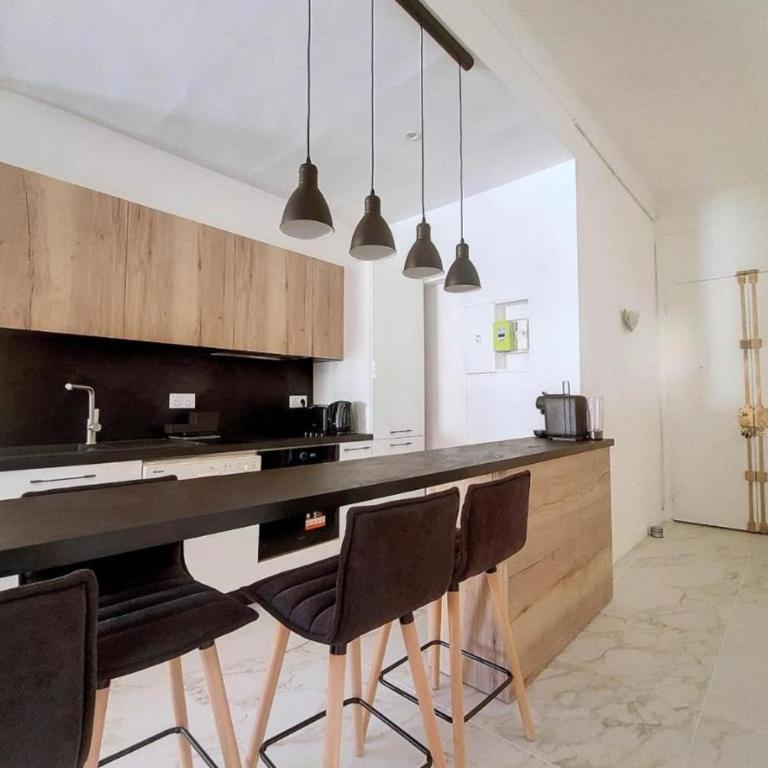Bright air-conditioned flat in the city centre - Appartement - 6