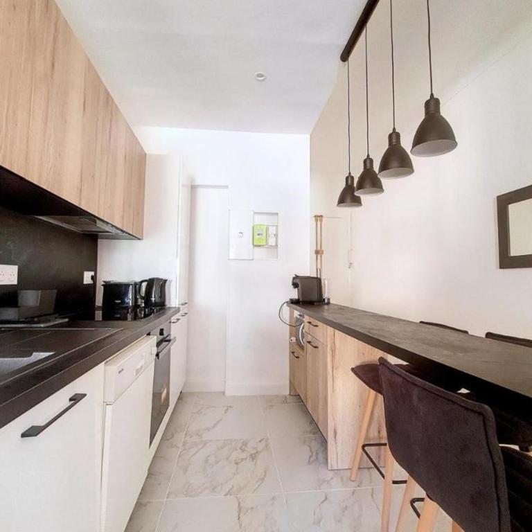 Bright air-conditioned flat in the city centre - Appartement - 7