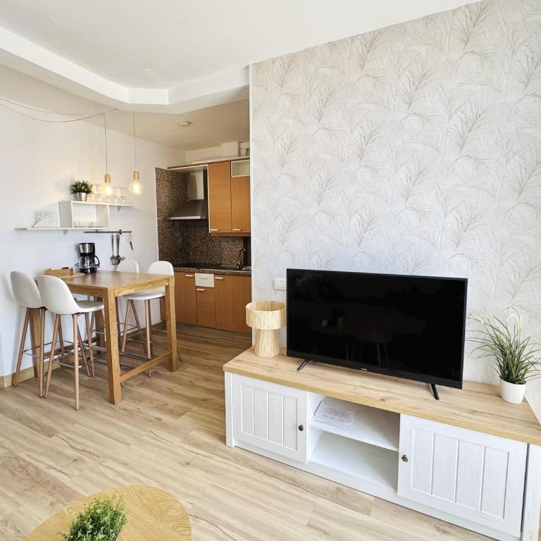 Apartamentos Ohana Los Cristianos Centro y Playa - Apartamento en el ático con vistas al mar - 1