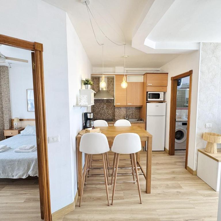 Apartamentos Ohana Los Cristianos Centro y Playa - Apartamento en el ático con vistas al mar - 4