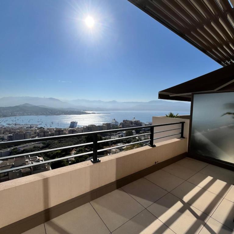 Superbe T3 avec rooftop Vue mer et montagne Ajaccio - Appartement 2 Chambres - 26