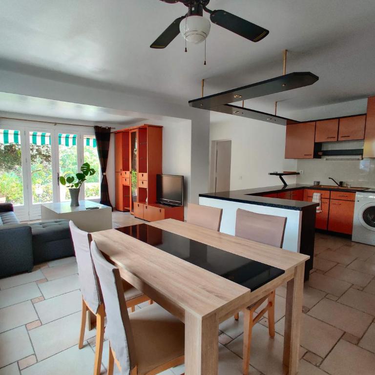 Bas de villa indépendant. 10min de la mer - Maison 2 Chambres - 9