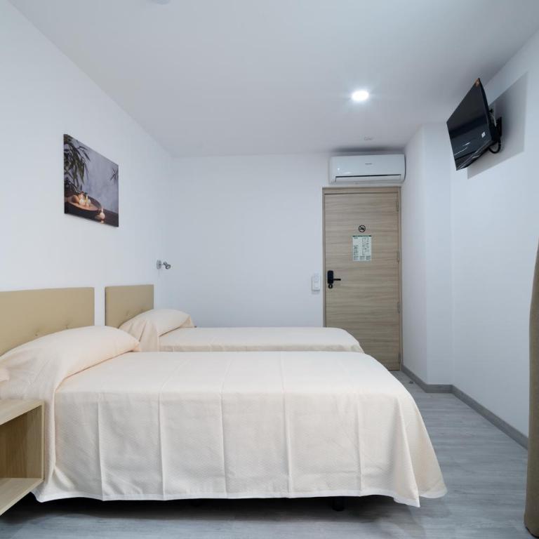 Hotel Plini - Habitación Doble con baño privado - 2 camas - 3