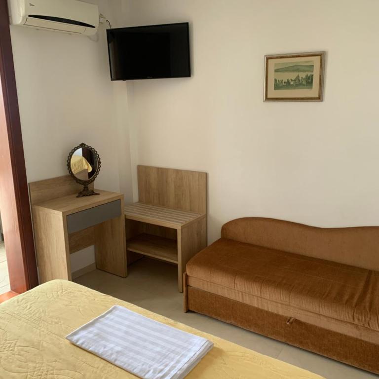 Reževići Apartments - Dvokrevetna Soba sa Bračnim Krevetom i Pogledom na More - 1