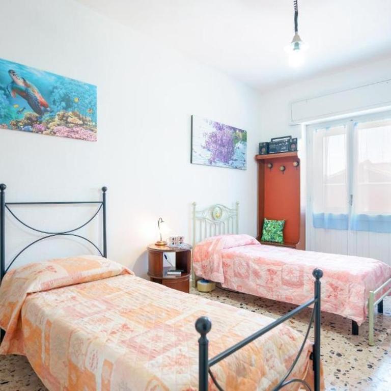 Cagliari Rooms -Wifi Air Conditioning Fridge Smart TV - Camera Doppia con Letti Singoli Spaziosa - 1