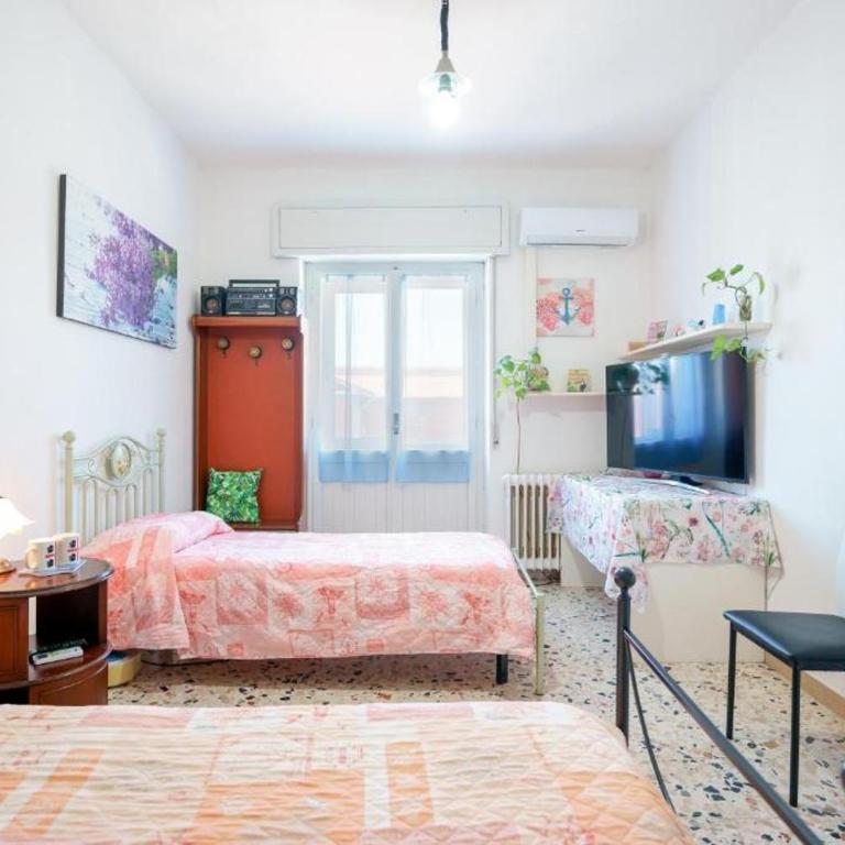 Cagliari Rooms -Wifi Air Conditioning Fridge Smart TV - Camera Doppia con Letti Singoli Spaziosa - 2