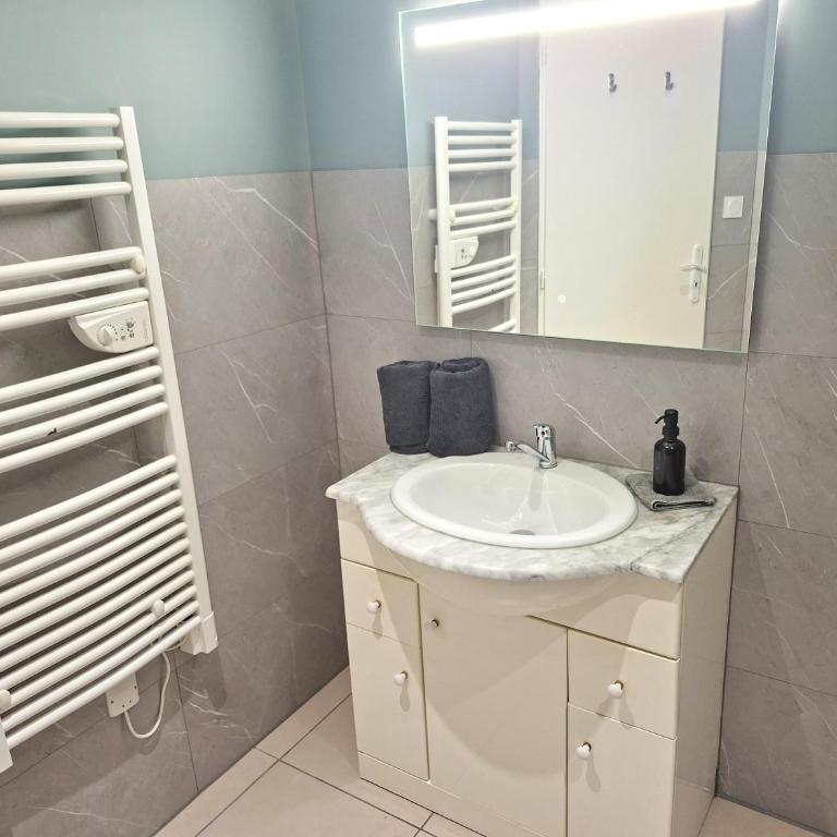 Au Petit Palois - Parking Privé - 5min Centre ville - 2personnes - Appartement 1 Chambre - 22