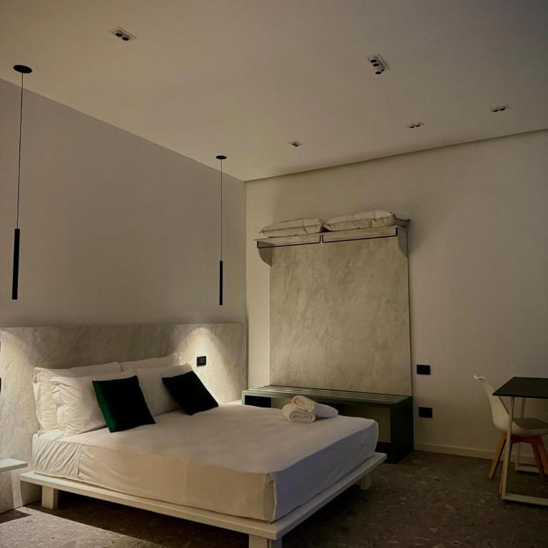 RoomsCarloFeliceStation - Monolocale con Balcone - 12