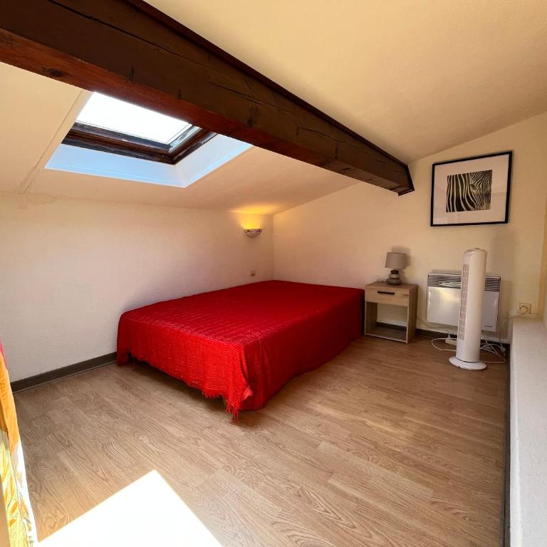 Belle villa d'angle, 6 couchages, cuisine climatisée, 3 chambres terrasse ombragée parking dans résidence sécurisée avec piscine commune, 400 m de la mer, LROND24 - Casa con 3 Camere da Letto - 9
