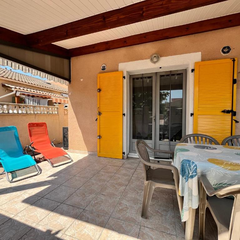Belle villa d'angle, 6 couchages, cuisine climatisée, 3 chambres terrasse ombragée parking dans résidence sécurisée avec piscine commune, 400 m de la mer, LROND24 - Casa con 3 Camere da Letto - 1