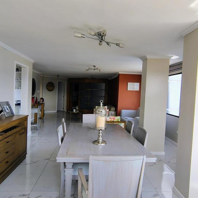 Apartment in Eloy Alfaro - Three-Bedroom Apartment - High Floor - 4