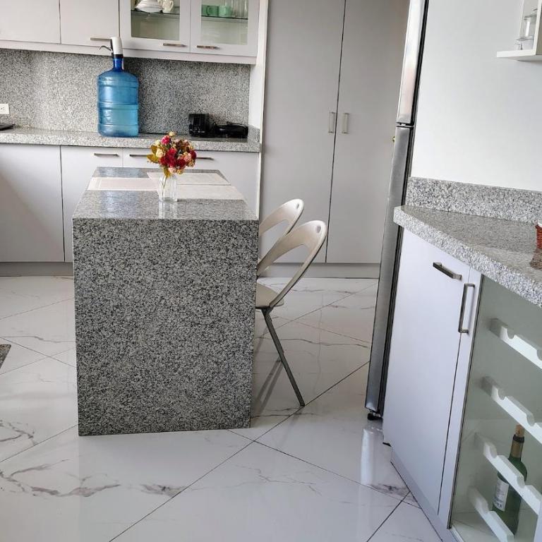 Apartment in Eloy Alfaro - Three-Bedroom Apartment - High Floor - 11