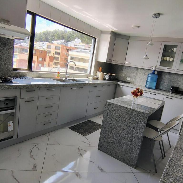 Apartment in Eloy Alfaro - Three-Bedroom Apartment - High Floor - 17