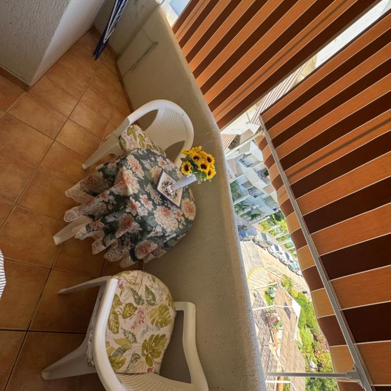 Benalbeach Beauty- Sunny studio with windows throughout and a balcony with an ocean view - Studio with Balcony - 15
