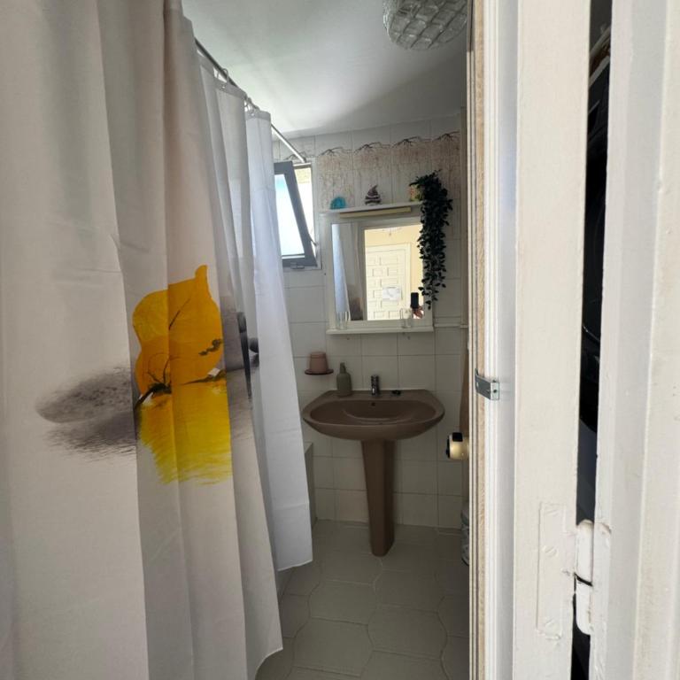 Benalbeach Beauty- Sunny studio with windows throughout and a balcony with an ocean view - Studio with Balcony - 16
