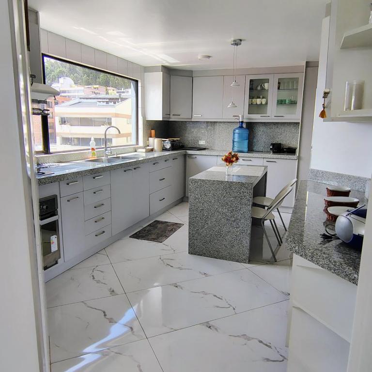 Apartment in Eloy Alfaro - Three-Bedroom Apartment - High Floor - 2