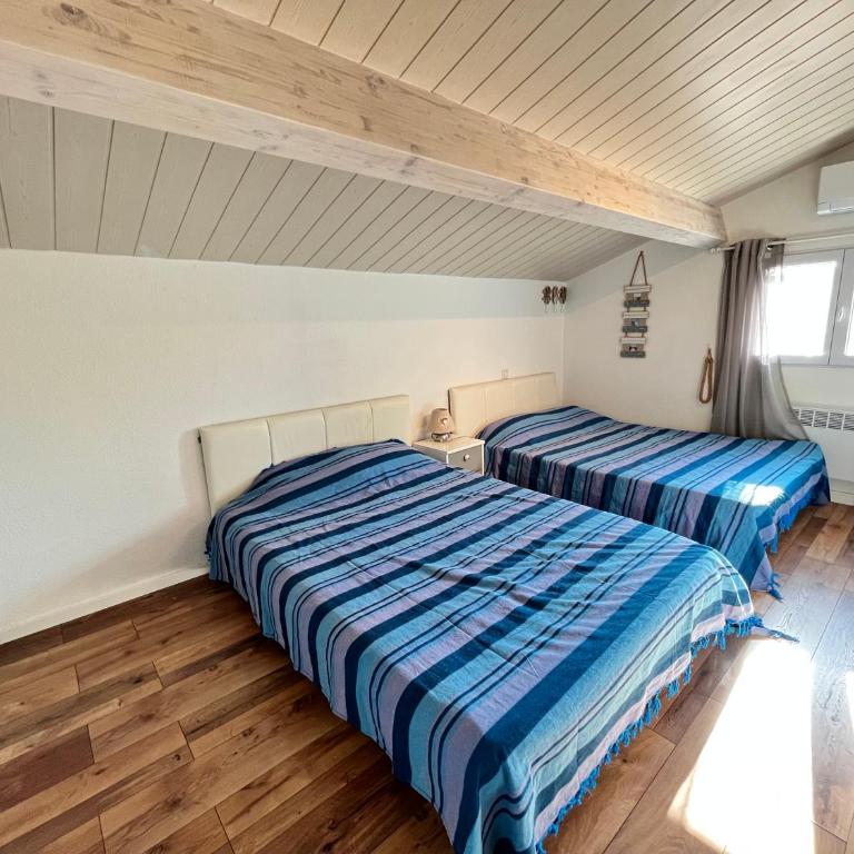 Belle villa entièrement climatisée 4 chambres 10 couchages, fibre WIFI, 2 terrasses parking privatif dans résidence sécurisée piscine commune 800 m de la mer LRCS69 - Haus mit 4 Schlafzimmern - 11