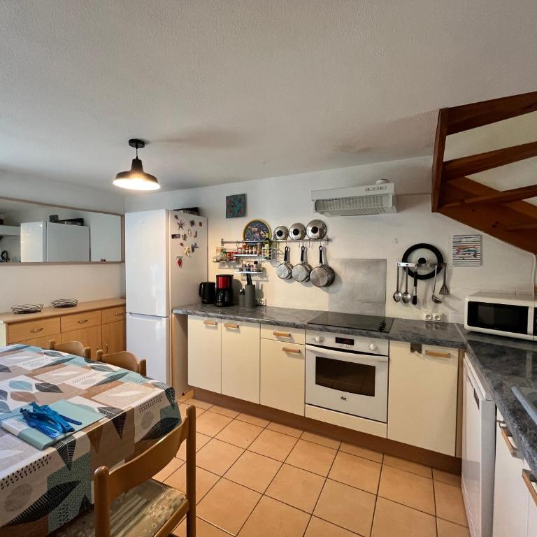 Belle villa entièrement climatisée 4 chambres 10 couchages, fibre WIFI, 2 terrasses parking privatif dans résidence sécurisée piscine commune 800 m de la mer LRCS69 - Haus mit 4 Schlafzimmern - 5