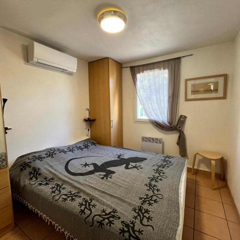 Belle villa entièrement climatisée 4 chambres 10 couchages, fibre WIFI, 2 terrasses parking privatif dans résidence sécurisée piscine commune 800 m de la mer LRCS69 - Haus mit 4 Schlafzimmern - 6