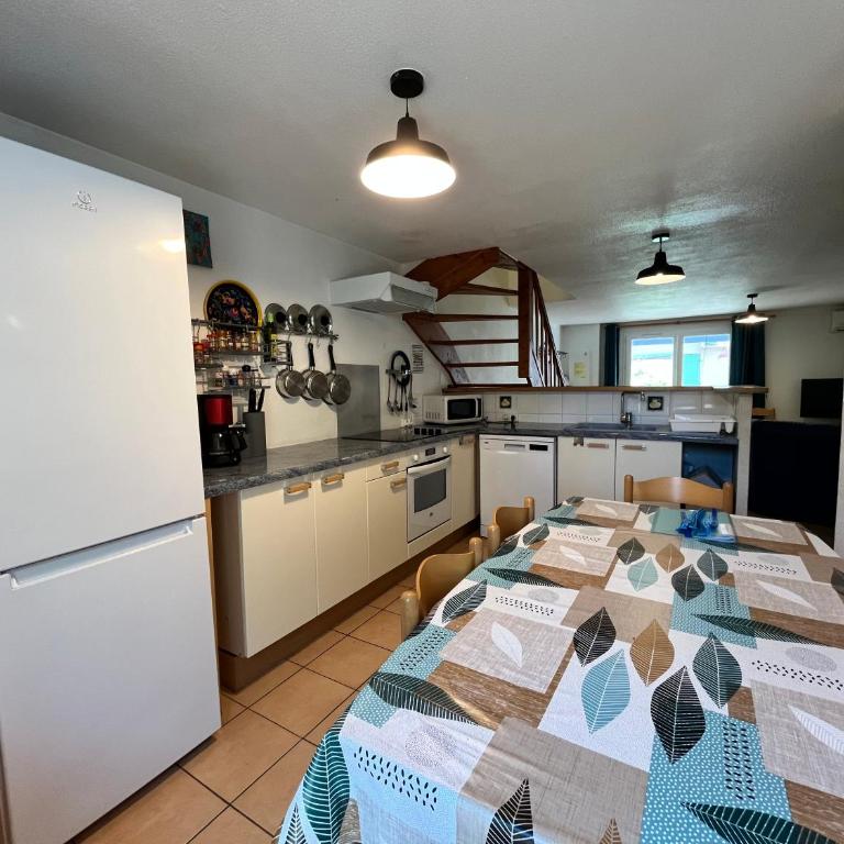 Belle villa entièrement climatisée 4 chambres 10 couchages, fibre WIFI, 2 terrasses parking privatif dans résidence sécurisée piscine commune 800 m de la mer LRCS69 - Haus mit 4 Schlafzimmern - 8