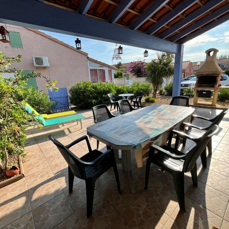 Belle villa entièrement climatisée 4 chambres 10 couchages, fibre WIFI, 2 terrasses parking privatif dans résidence sécurisée piscine commune 800 m de la mer LRCS69 - Haus mit 4 Schlafzimmern - 2