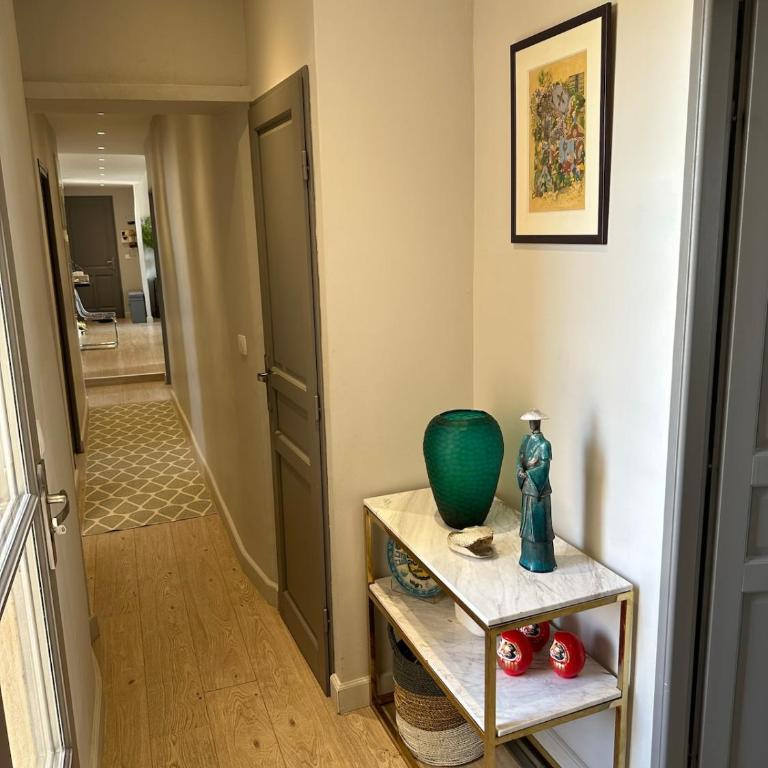 Aix flat in historic center, 17th century building - Two-Bedroom Apartment - 8