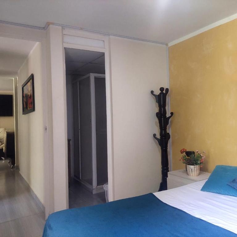 Apartamento céntrico en el poblado - Three-Bedroom Apartment - 16
