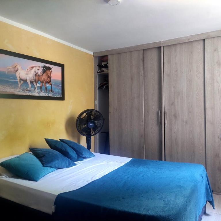 Apartamento céntrico en el poblado - Three-Bedroom Apartment - 5