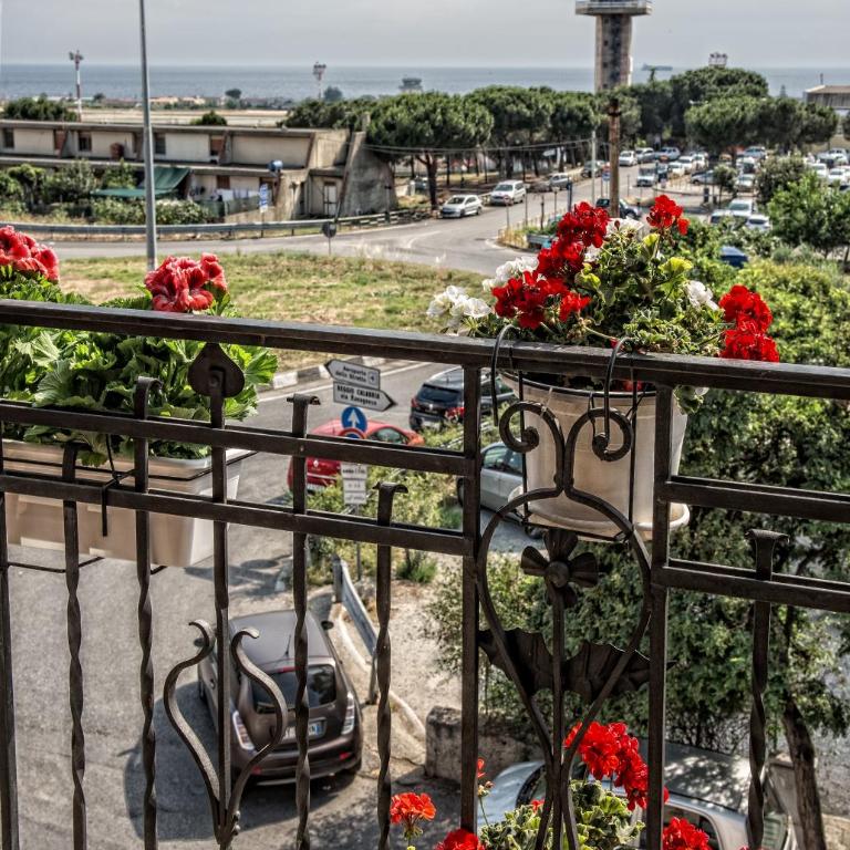 Airport House B&B - Camera Tripla Deluxe con Vista Mare - 8