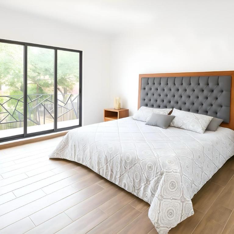 Suites C O V A D O N G A - Habitación Doble con balcón - 1