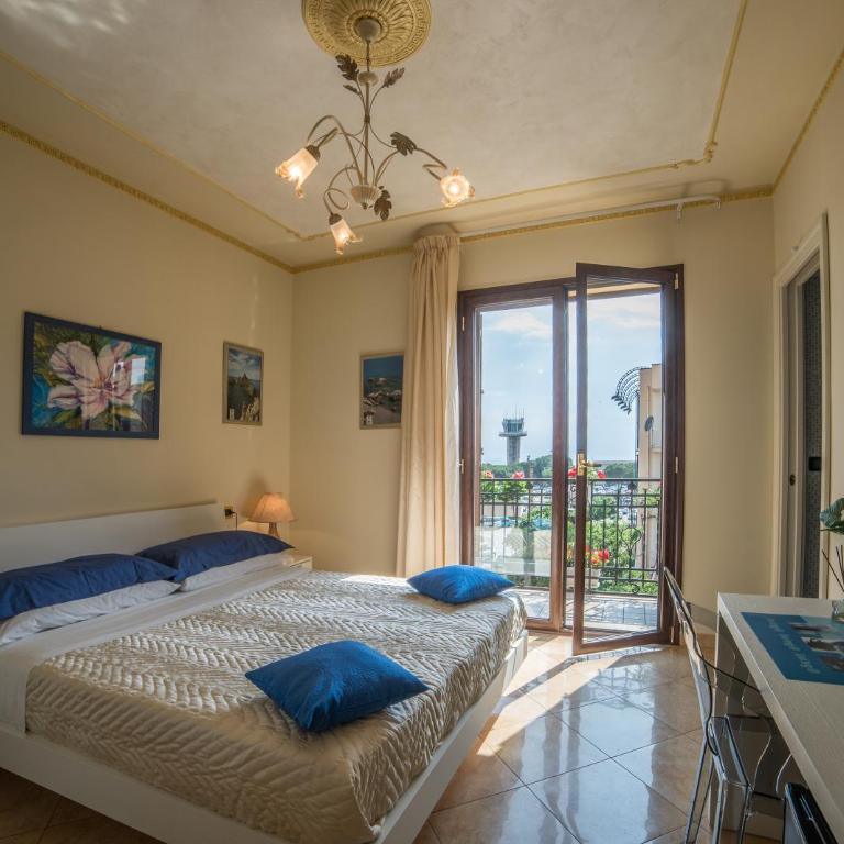 Airport House B&B - Camera Matrimoniale Deluxe con Balcone - 2