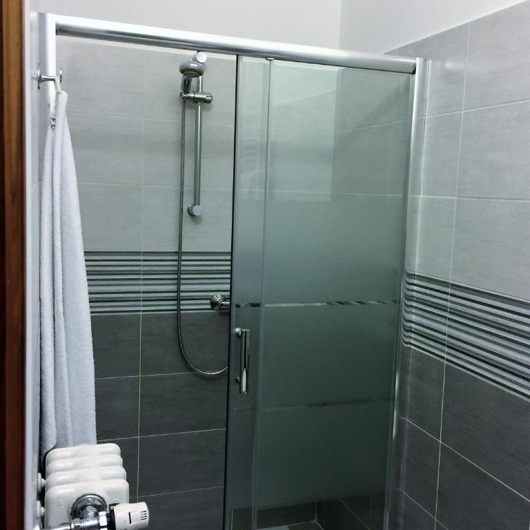 Bella Vita Guesthouse -parcheggio privato interno - Camera Matrimoniale Deluxe con Balcone - 5