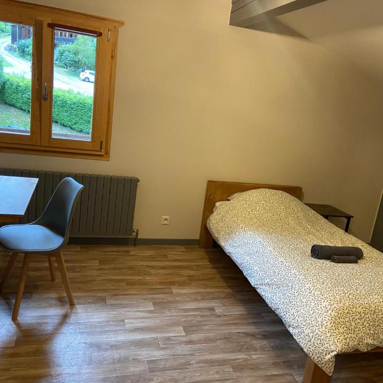 Gîte de charme dans la vallée du Borne au cœur des Alpes - Chambre Lits Jumeaux avec Salle de Bains Commune - 3