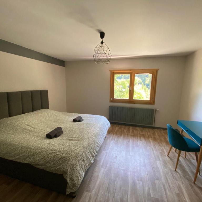 Gîte de charme dans la vallée du Borne au cœur des Alpes - Chambre Double avec Salle de Bains Commune - 1