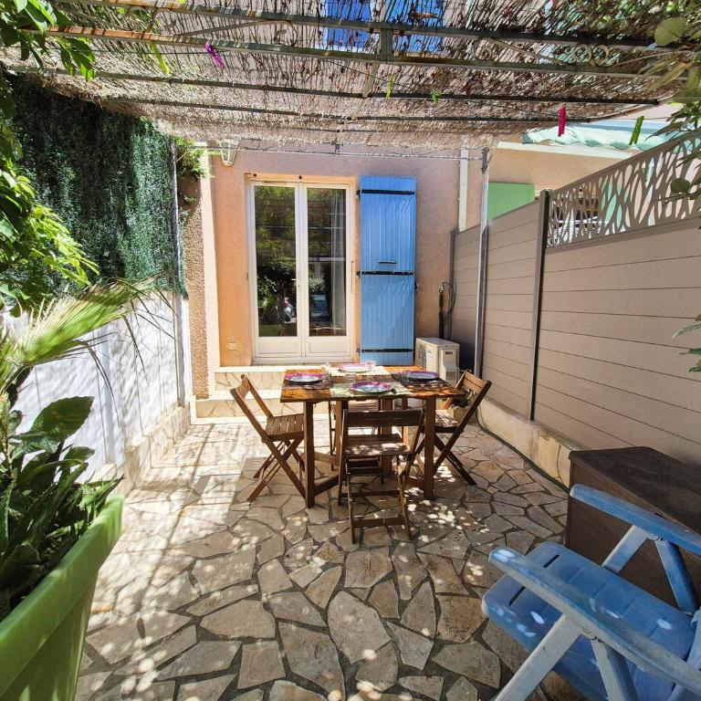 T2 duplex dans résidence sécurisée, parking privé, piscine, climatisation, internet - Apartment mit 1 Schlafzimmer und Garten - 5
