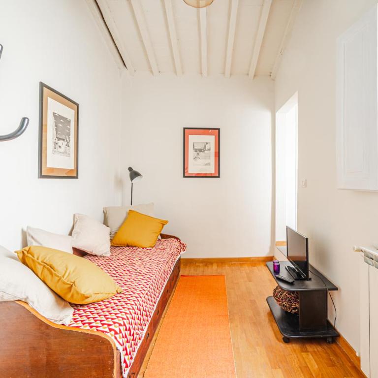House a short walk from the center - Appartamento con 2 Camere da Letto - 50