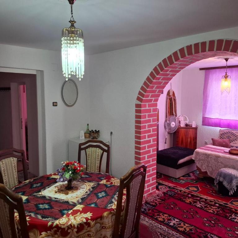 Retro Retreat Izačić - Three-Bedroom Apartment - 12