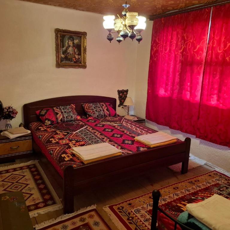 Retro Retreat Izačić - Three-Bedroom Apartment - 11