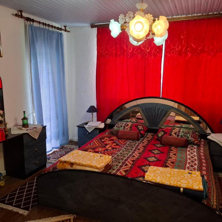 Retro Retreat Izačić - Three-Bedroom Apartment - 14
