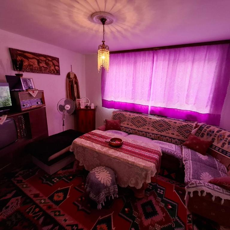 Retro Retreat Izačić - Three-Bedroom Apartment - 19