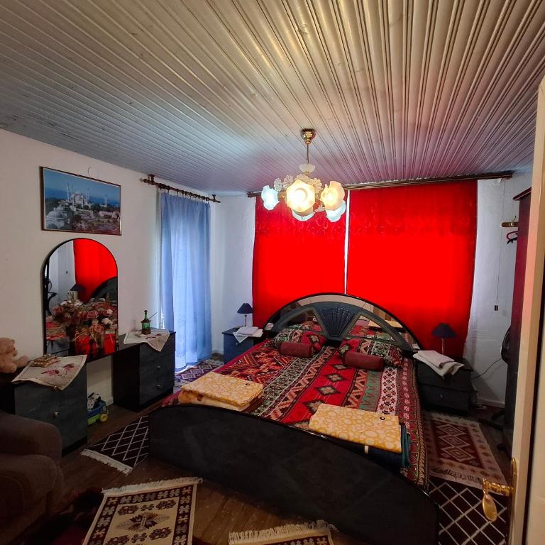 Retro Retreat Izačić - Three-Bedroom Apartment - 17