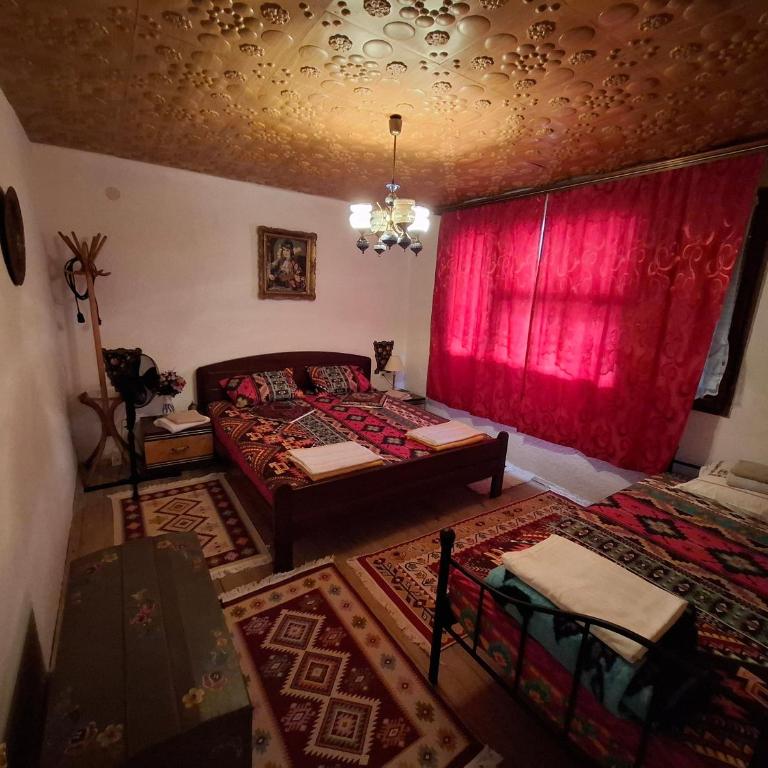 Retro Retreat Izačić - Three-Bedroom Apartment - 15