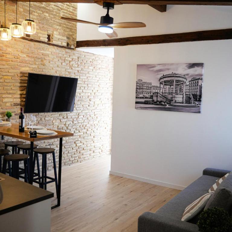 Precioso ático con vistas en el centro de Pamplona - Three-Bedroom Apartment - 36
