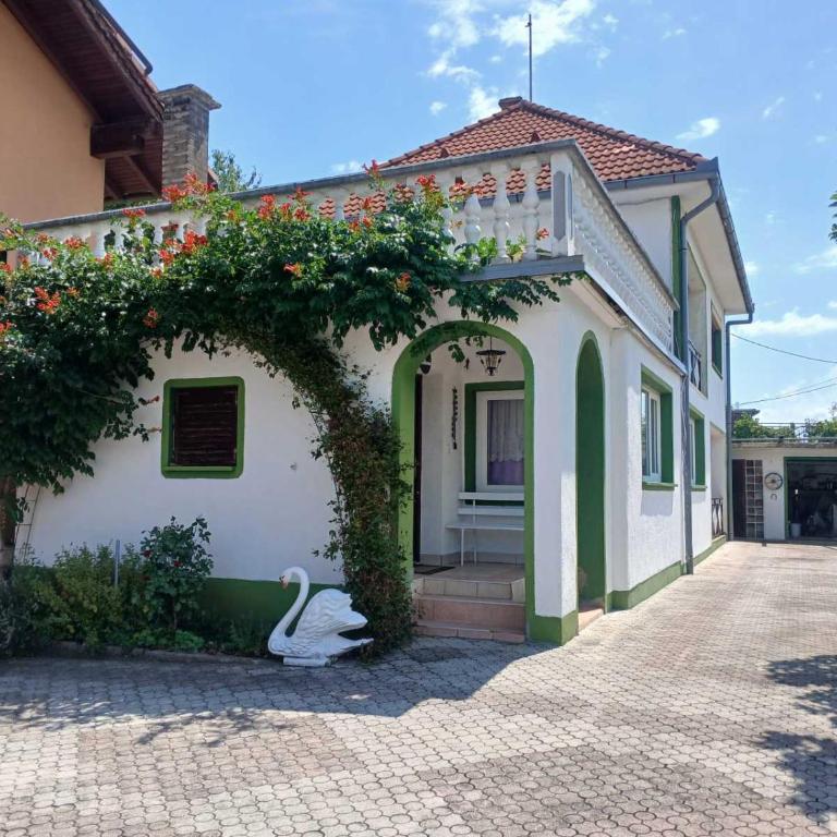 Retro Retreat Izačić - Three-Bedroom Apartment - 2