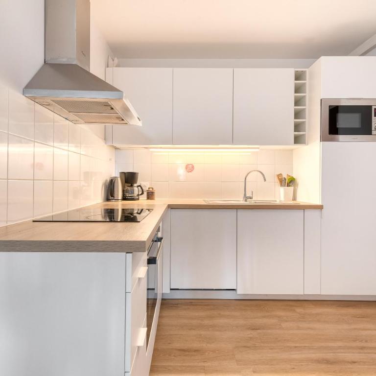 Grand appartement 10 pers, Ventilateur, 5 chambres & Parking gratuit - Appartement - 17